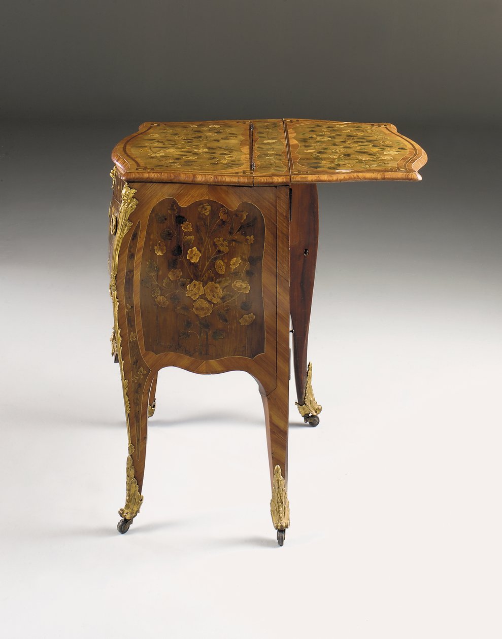 路易十五便桶，约1765年-70年（ormolu安装的郁金香木，无花果，a菜和镶嵌）（另请参阅463003、463004和465391） 作者 皮埃尔·罗素