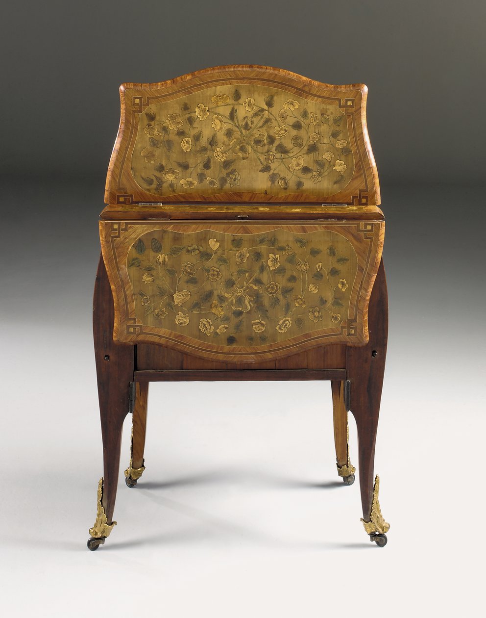 路易十五便桶，约1765年-70年（ormolu安装的郁金香木，梧桐，a菜和镶嵌）（另请参阅463003、465390和465391） 作者 皮埃尔·罗素