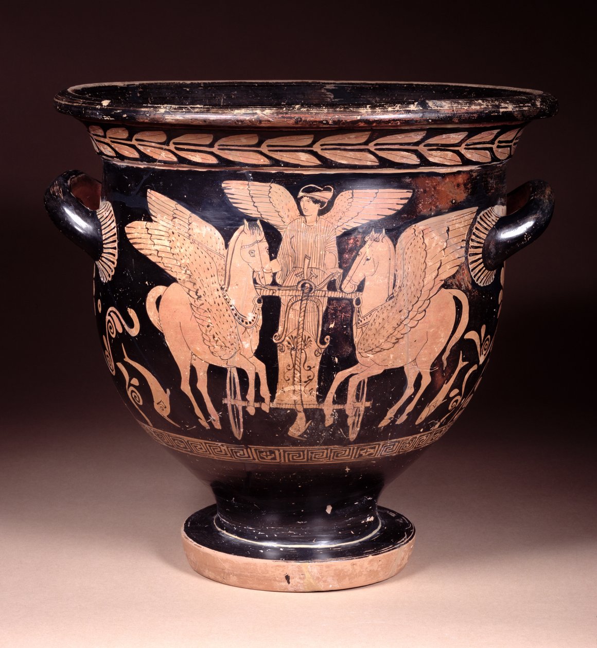 红色图铃铛描绘Eos骑着她的战车从海上，Lucanian，c.440-420 BC（陶瓷） 作者 皮斯蒂奇画家