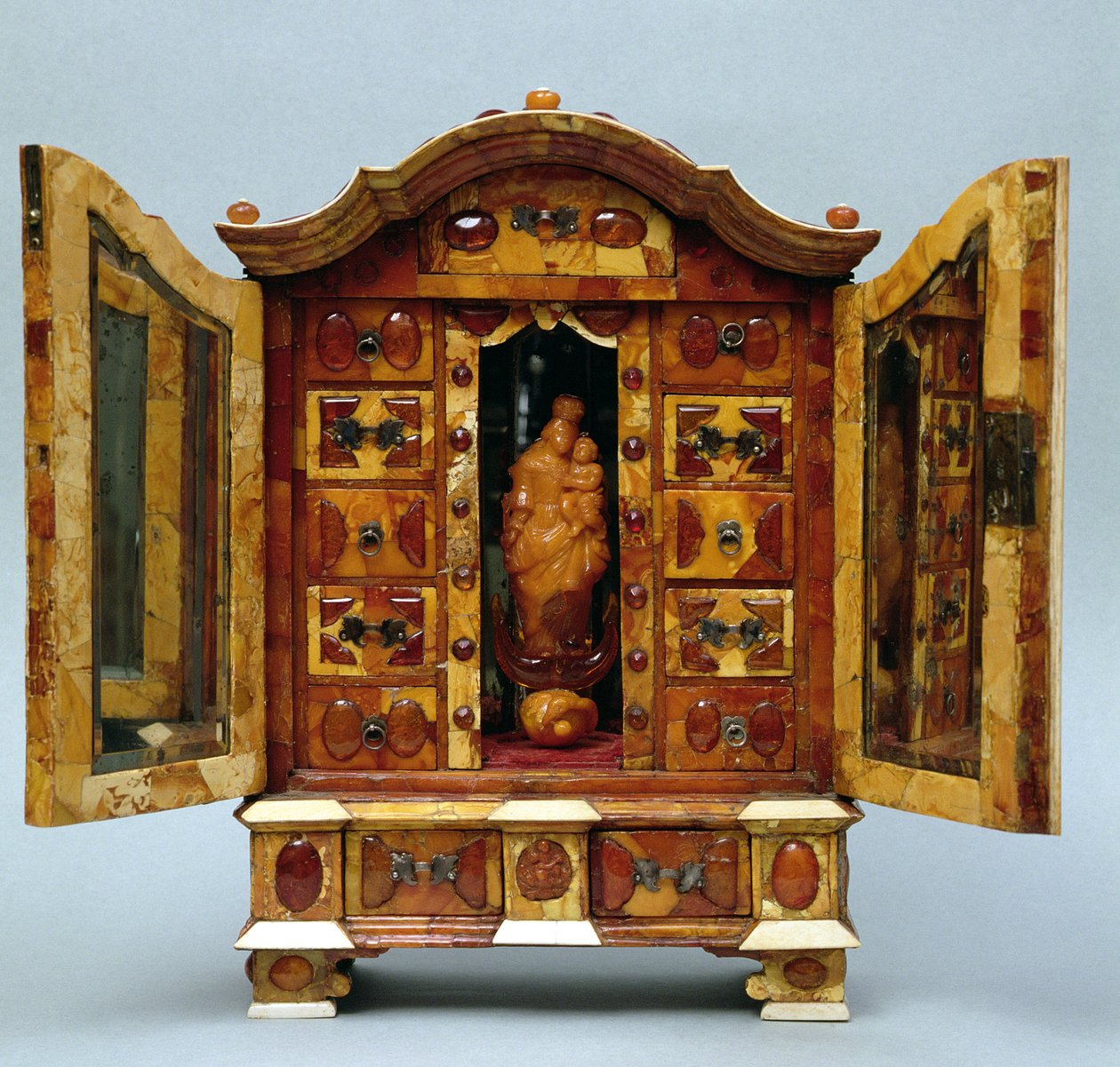 国王Stanislaw August Poniatowski（1763-1813）c.1771（琥珀色）的琥珀内阁（另见253562） 作者 波兰学校