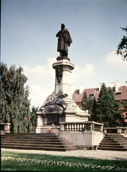 亚当密茨凯维奇（1798-1855）的雕像建于1898年 作者 波兰学校