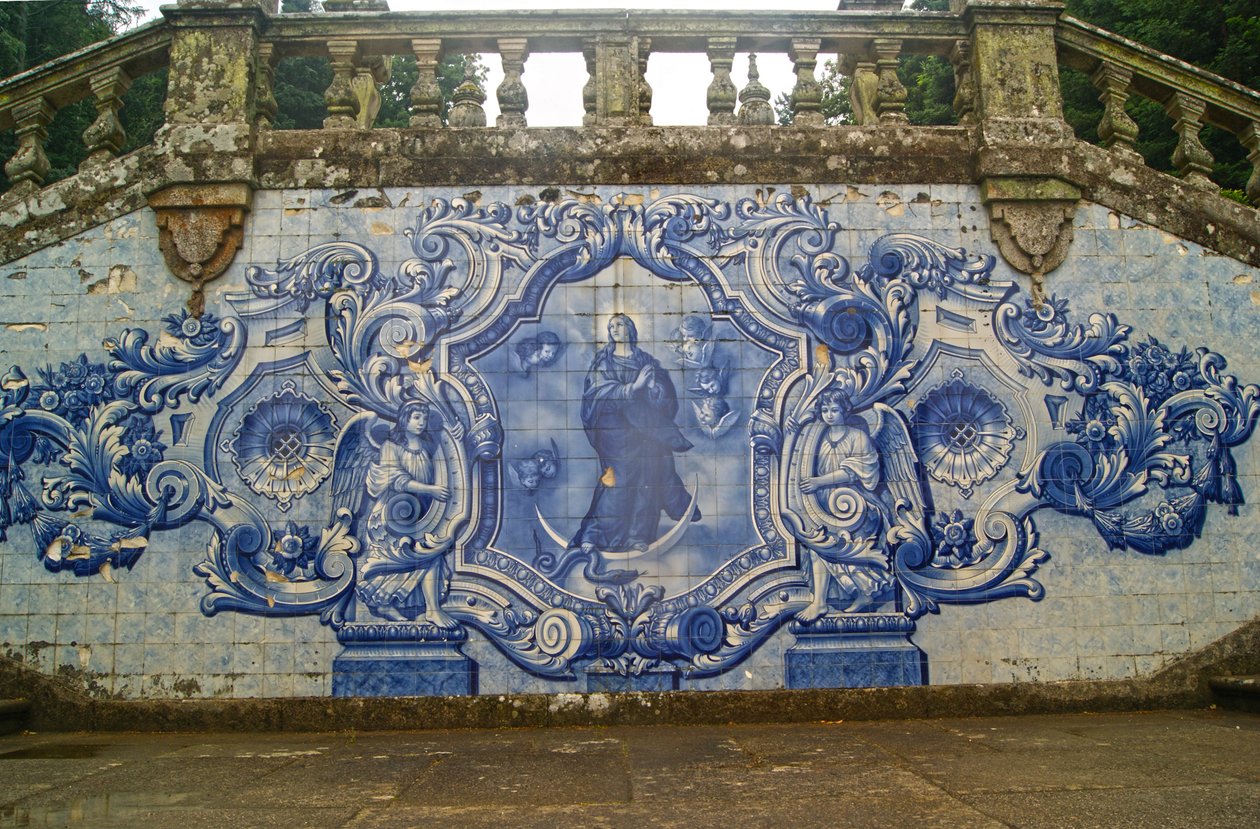 显示圣母玛丽亚的装饰盘区击碎蛇，Lamego，葡萄牙。 1738 作者 葡萄牙语学校
