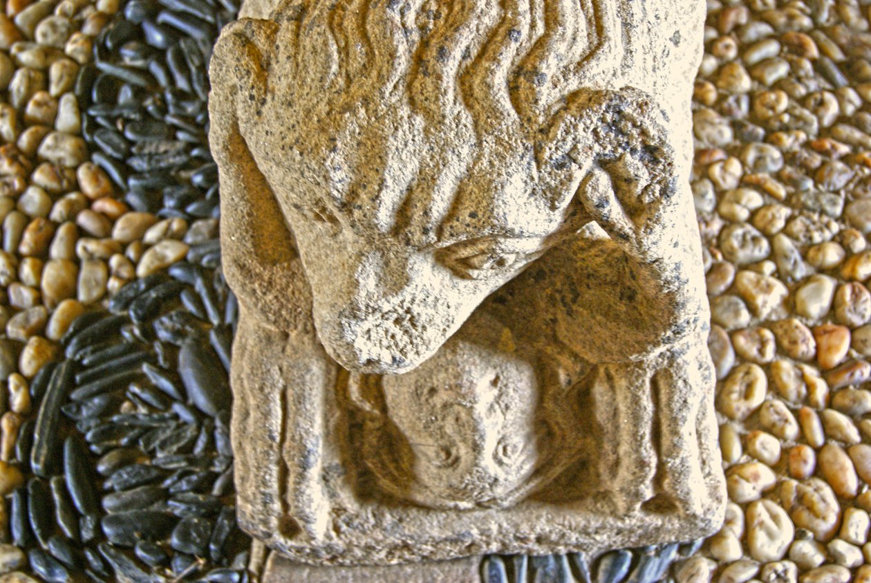 狮子吃人，D. Afonso Pires 的石棺底座，前葡萄牙拉梅戈波尔图主教，约 1372 年（石头） 作者 葡萄牙语学校
