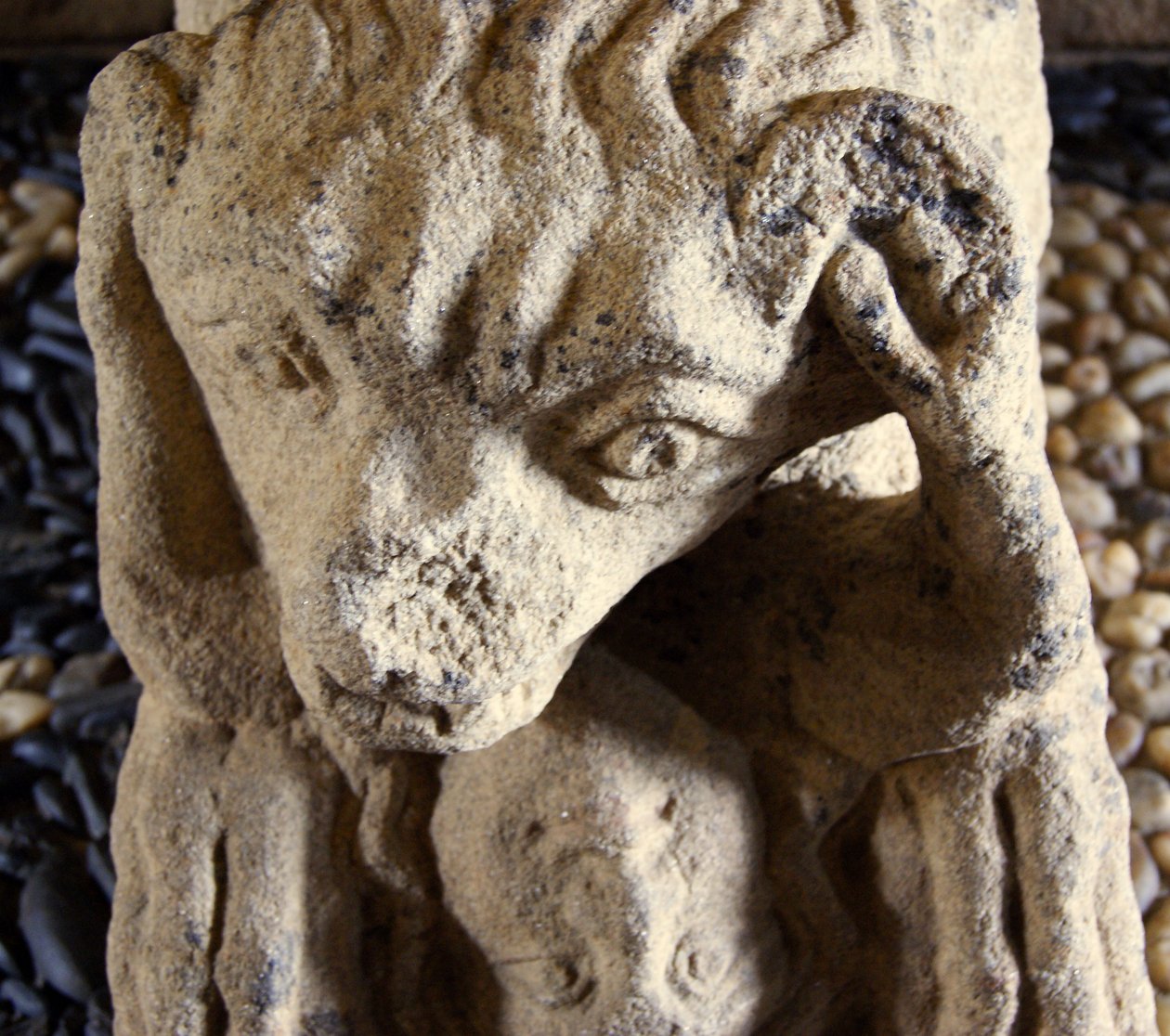 狮子吃人，D. Afonso Pires 的石棺底座，前葡萄牙拉梅戈波尔图主教，约 1372 年（石头） 作者 葡萄牙语学校