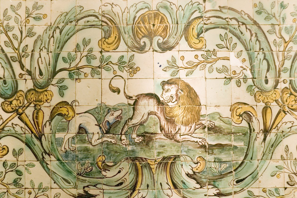 Majolica描绘了一只追逐狮子的狗的瓷砖，来自Palacio da Praia的狩猎室，贝伦，1680（陶瓷） 作者 葡萄牙语学校