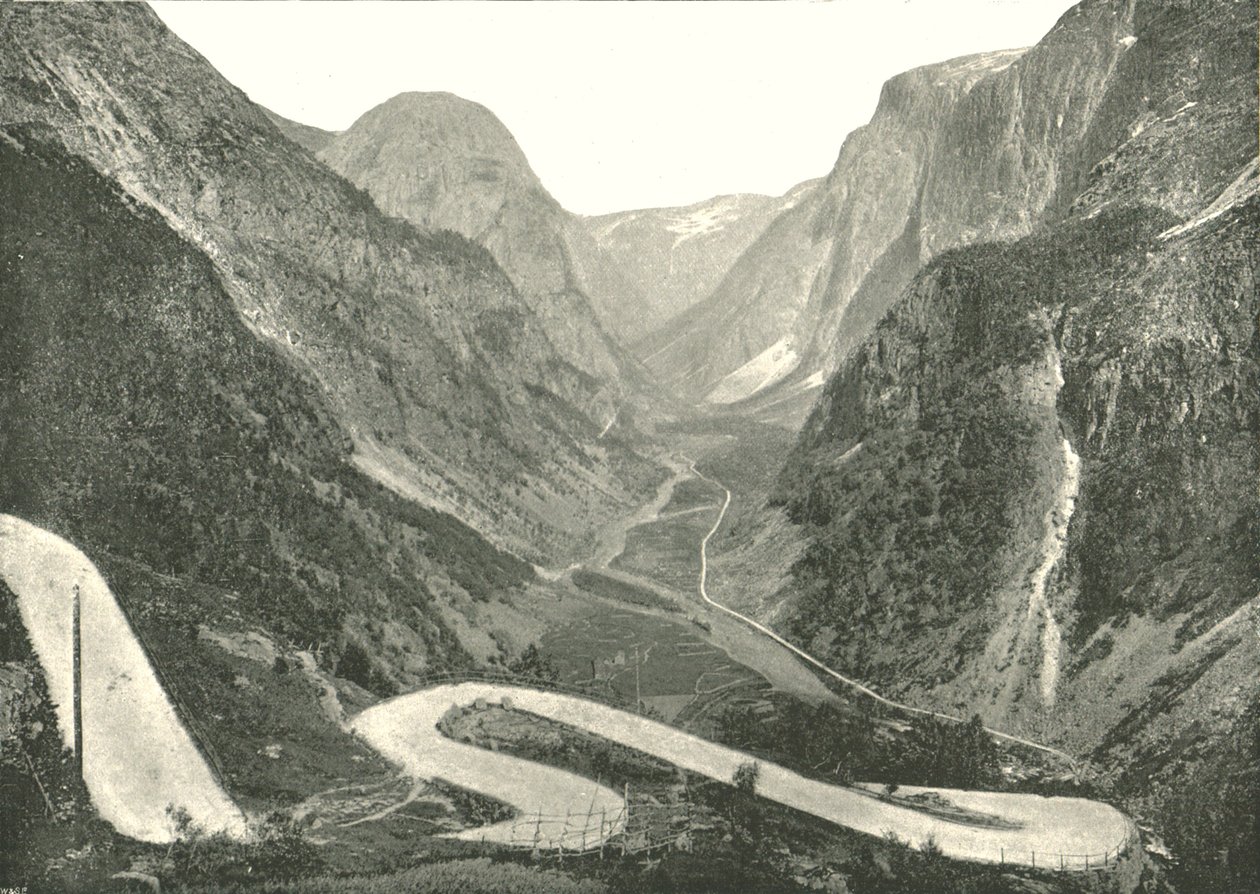 之字形道路和瀑布，挪威斯塔尔海姆，1895年。 作者 普尔顿公司