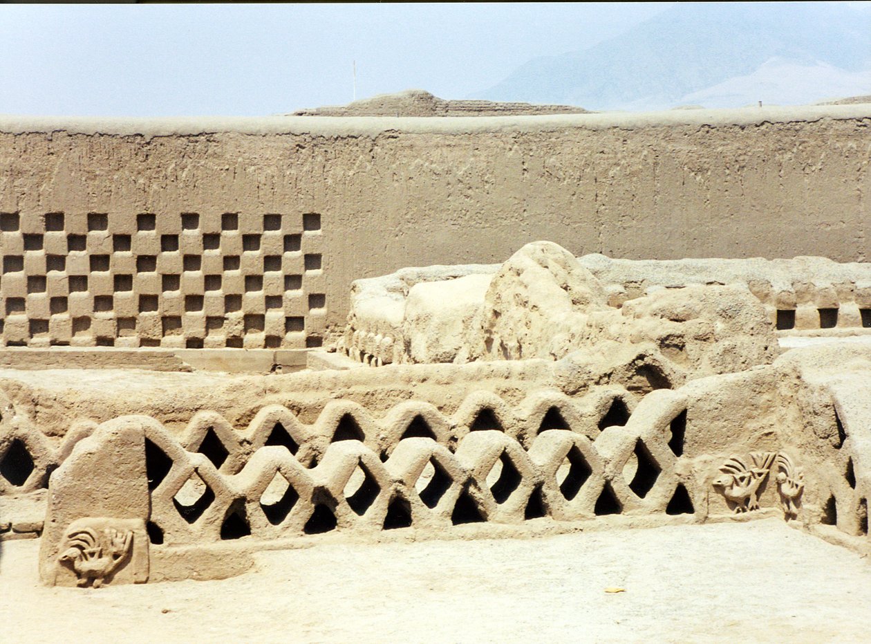 在Chimu建造的被毁坏和被遗弃的前印加城市内，c.1300 作者 前哥伦比亚