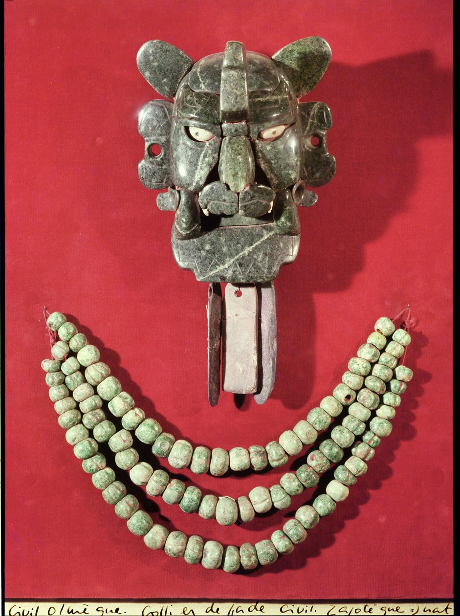 Zapotec胸部代表蝙蝠神，Piquete Zina，来自Monte Alban，Oaxaca（玉）和Olmec项链，由90颗葫芦形珠子制成，来自La Venta，Tabasco（板岩） 作者 前哥伦比亚