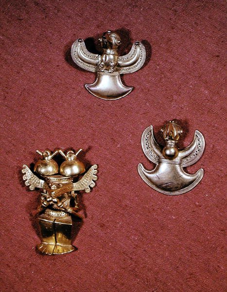 两个Tairona Culture鸟形吊坠和Quimbaya Culture拟人雕像（金色） 作者 前哥伦比亚前哥伦比亚