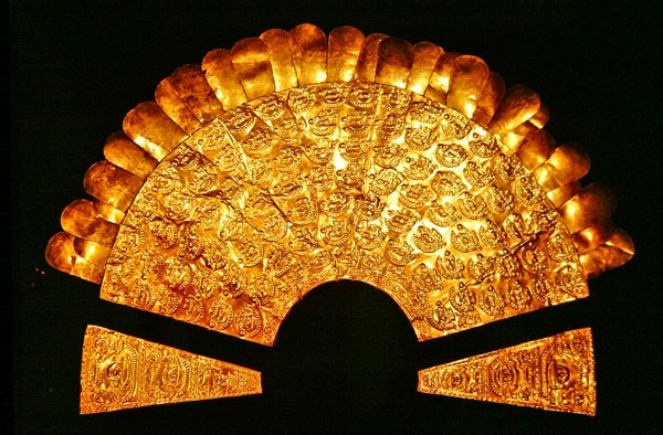 Repousse胸甲装饰着鸟儿和七排人物，Chimu风格（金色） 作者 前哥伦比亚前哥伦比亚