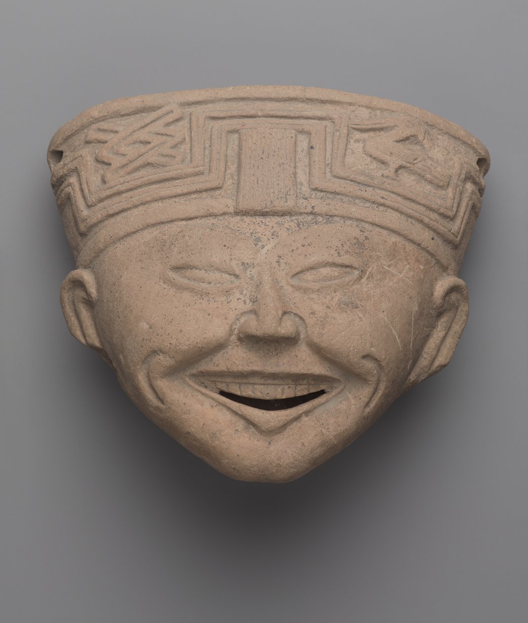 Totonac（陶瓷），一个笑着的人的头 作者 前哥伦比亚