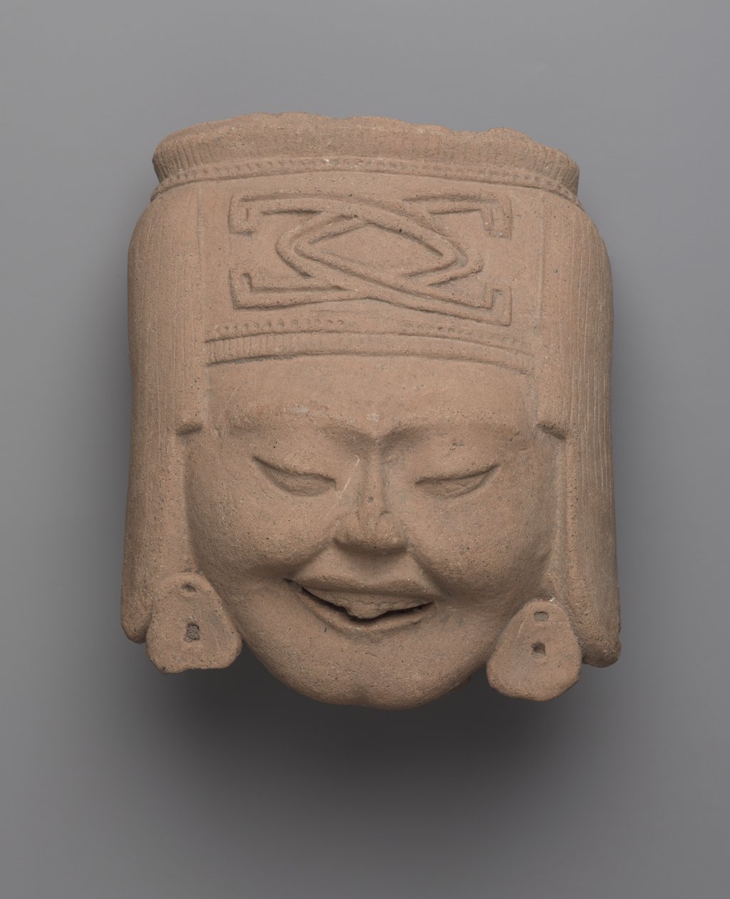 Totonac（陶瓷），一个笑着的女人的头 作者 前哥伦比亚