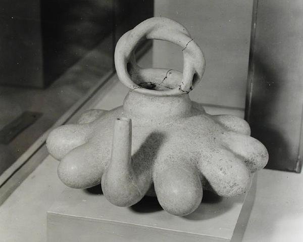 花瓶以十种乳头形式装饰，休斯德坎，约1000-1250年（兵马俑）（黑白照片） 作者 前哥伦比亚前哥伦比亚