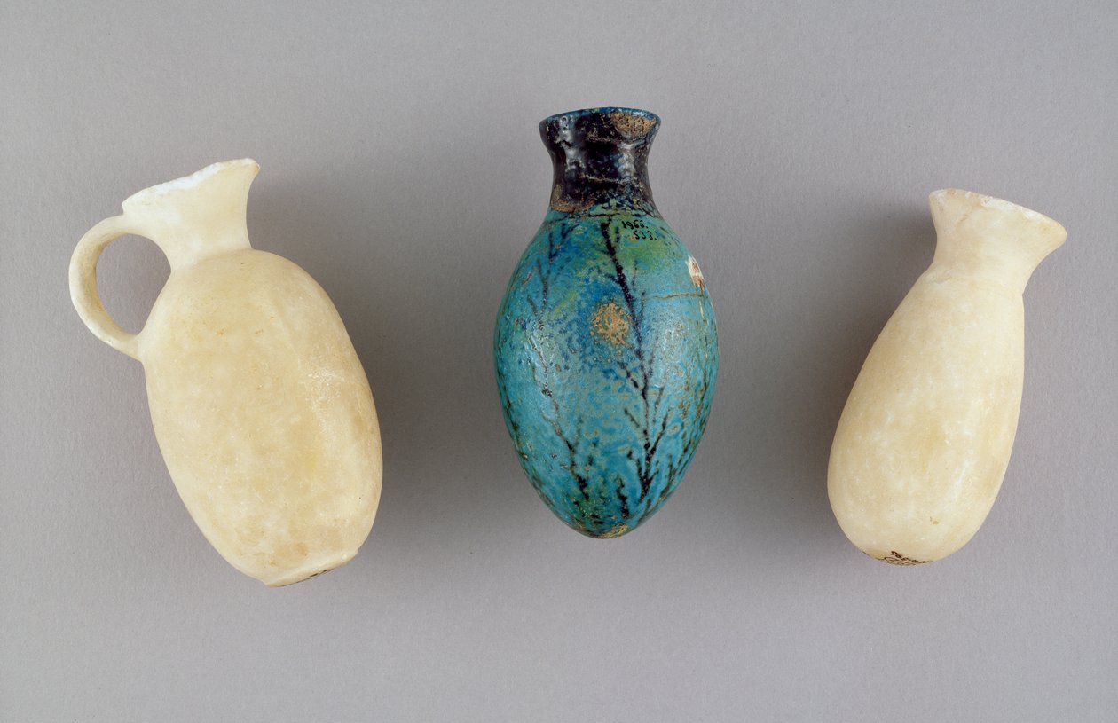 三个化妆品容器，墓地为G.37，杰里科，公元前1800  -  17年（石膏和彩陶） 作者 史前