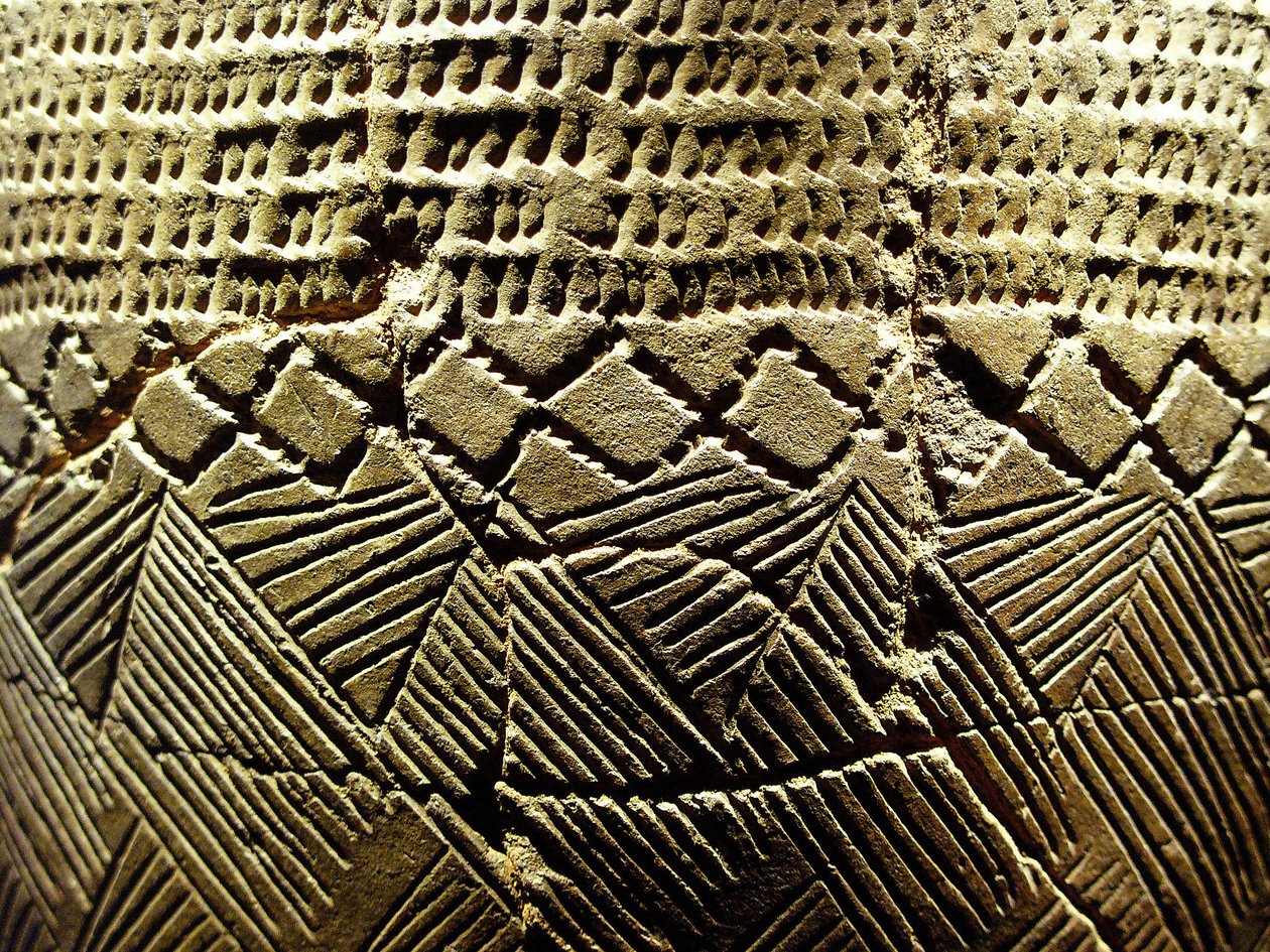 带有 "梳齿 "装饰的陶器，约为公元前8000年的新石器时代，韩国阿姆沙洞。摄影，大韩民国首尔国家博物馆 作者 史前史前