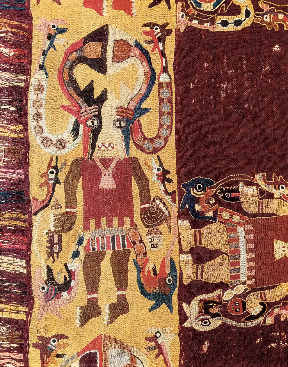 Pre-Columbian civilization: ceremonial officiant wearing a mask. 300-100 BC. Tapestry from Ica in Peru. National Museum of Archaeology of Lima, Peru. 作者 史前史前