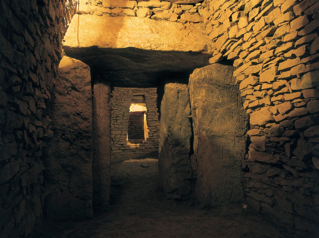 史前史：Romeral 支石墓，新石器时代的墓葬（公元前 3000 年）。 西班牙，安达卢西亚，安特克拉。 作者 史前史前
