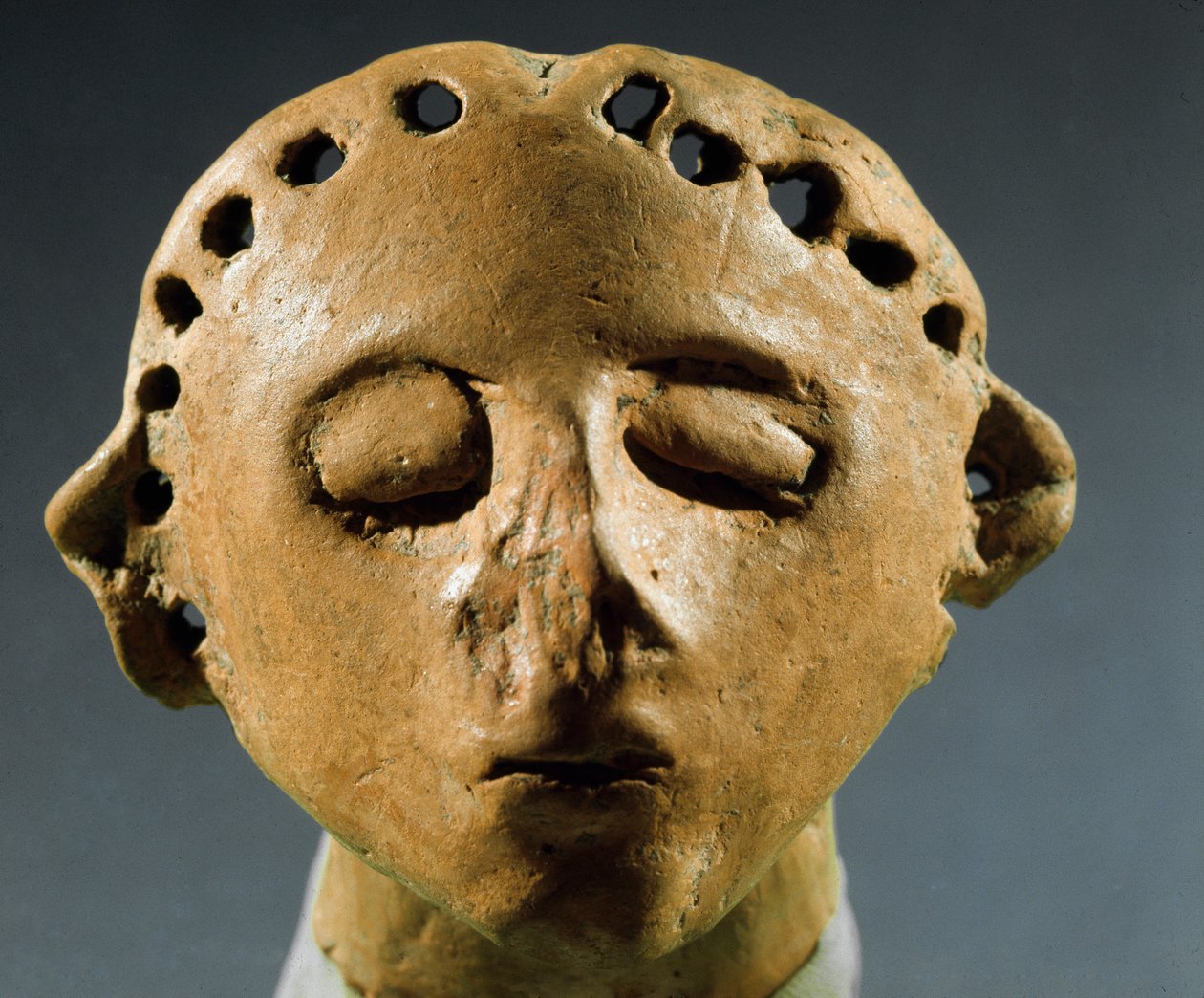 史前，Cucuteni-Trypillia（Cucuteni Trypillia 或 Tripolya）文化：粘土雕像的头部。 公元前 3000 年新石器时代，石器时代。 Kishinev（基希讷乌），摩尔多瓦共和国历史科学研究所 作者 史前史前