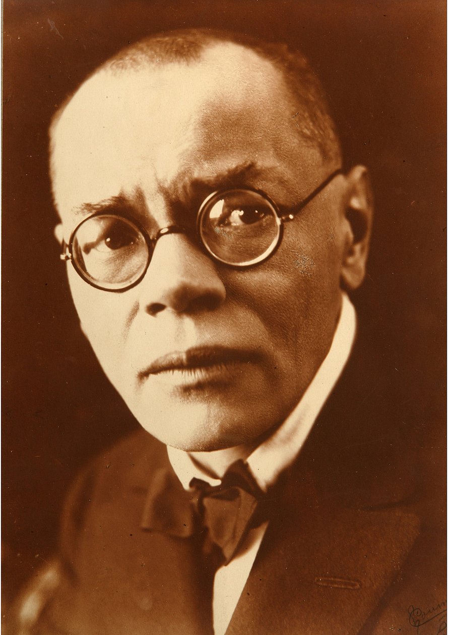 作家阿列克谢-米哈伊洛维奇-雷米佐夫（Aleksei Mikhailovich Remizov，阿列克谢）（1877-1957 年）的肖像。摄影师：彼得-伊万诺维奇-舒莫夫（1872-1936 年） 作者 彼得·伊万诺维奇·舒莫夫