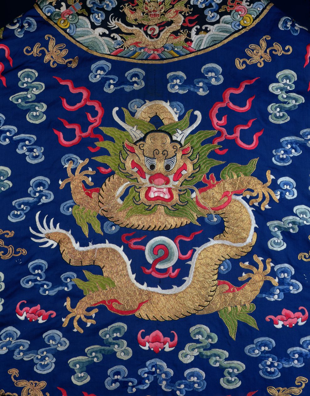 蓝色地面刺绣Kesi龙长袍，龙细节 作者 清代中文学校