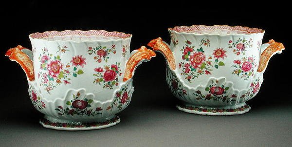 一对粉红葡萄酒冷却器，约1775年（瓷器） 作者 清代中文学校