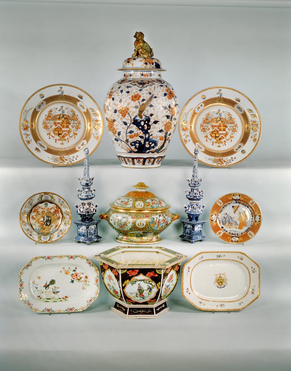 伊万里花瓶；玫瑰花纹盘，约1724年；法米勒玫瑰花盆和盖子；两个青花郁金香花瓶；法米勒玫瑰花纹盘；科内利斯-普伦克的伊万里盘；法米勒玫瑰长方形盘子；法米勒玫瑰六角形花园（瓷器 作者 清代中文学校
