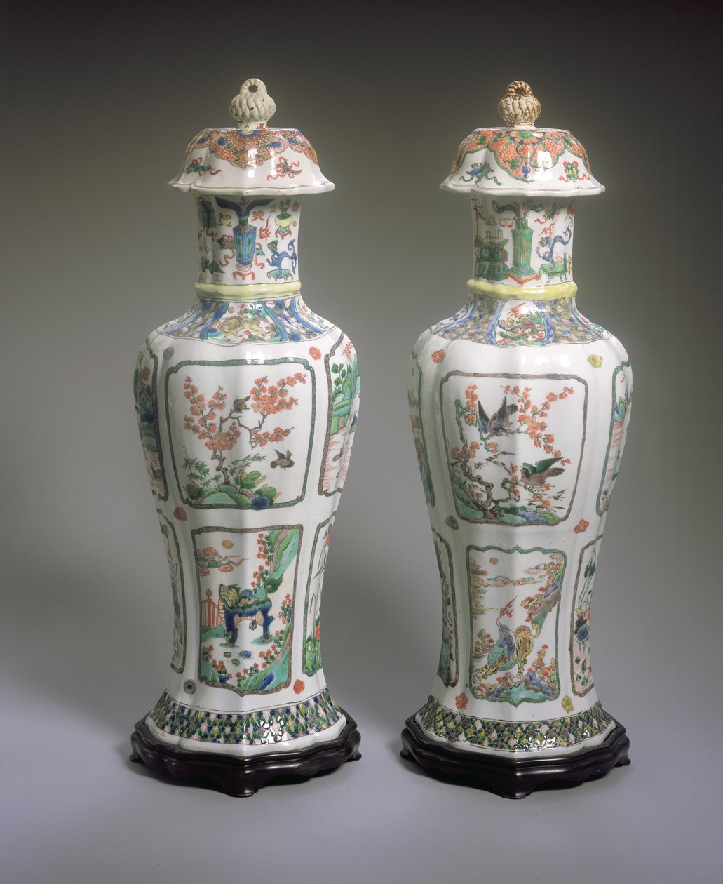 康熙时期（1662-1722）中国出口法米勒花瓶和盖子一对（瓷器）（另见272196）。 作者 清代中文学校