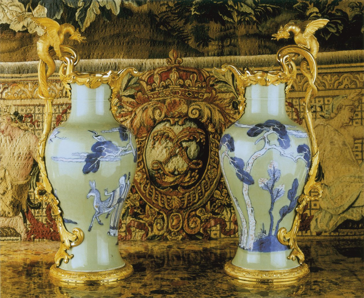 一对路易十五时期的瓷器，1662-1722年，约c.1745-49座（ormolu式瓷器） 作者 清代康熙年间书院
