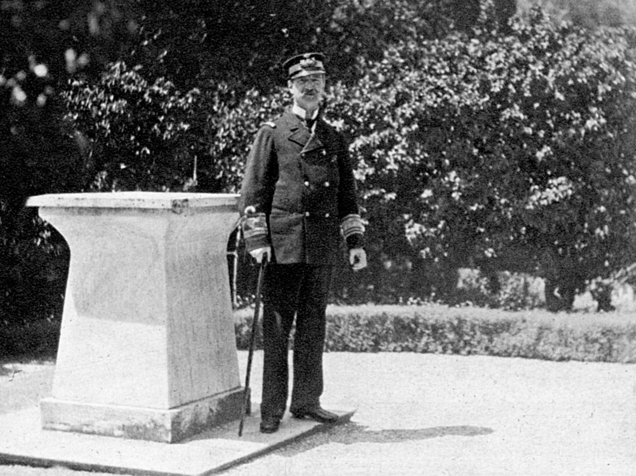 1845-1913年希腊国王乔治一世在雅典的花园中，1908年。 作者 亚历山德拉女王
