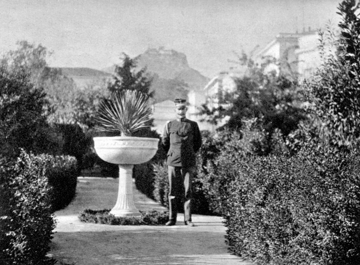 斯巴达公爵君士坦丁王子1868-1923年在雅典的花园里，1908年。 作者 亚历山德拉女王