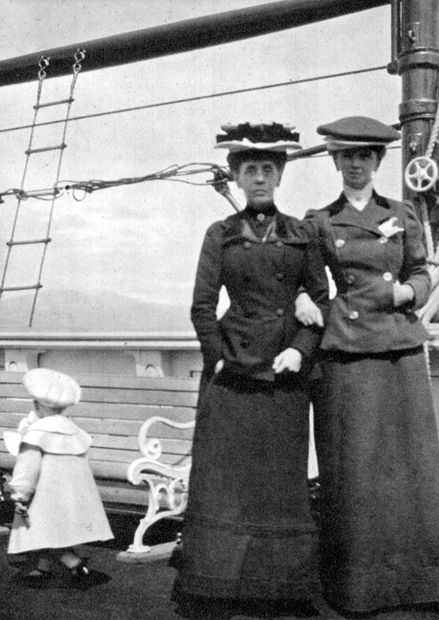 1903年至1991年的奥拉夫亲王（Prince Olav Prince）和安特里姆夫人（Lady Antrim）和纳诺斯小姐（Miss Knollys），1908年。 作者 亚历山德拉女王