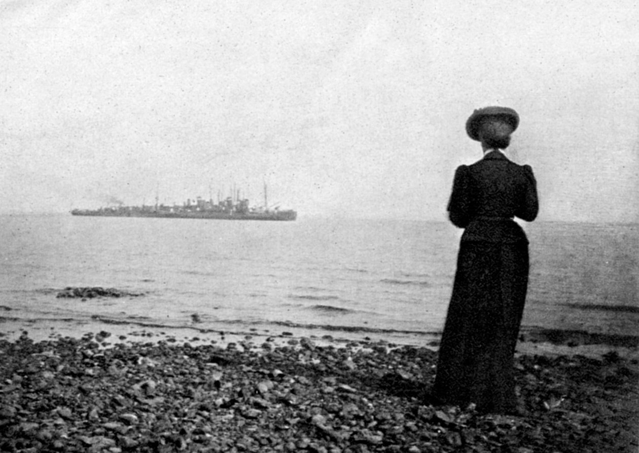 1908年，玛丽亚·费奥多罗夫娜（Maria Feodorovna）女皇在丹麦赫维多夫（Hvidovre）附近看丹麦海军舰船 作者 亚历山德拉女王