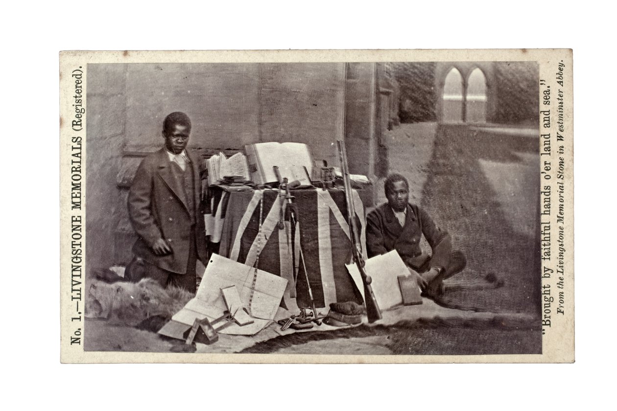 James Chuma和Abdullah Susi与大卫·利文斯通的文物，英格兰纽斯特德修道院，1874年6月（蛋白印刷品） 作者 R.和儿子艾伦