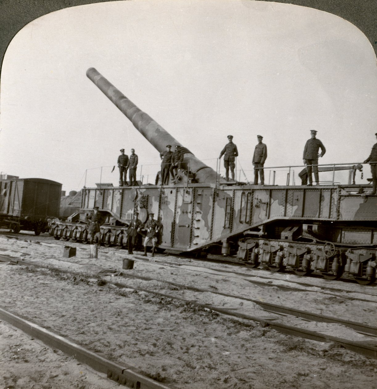 16英寸铁路炮，将第一次世界大战的兴登堡线粉碎，法国，1917-1918年。 作者 现实旅行社