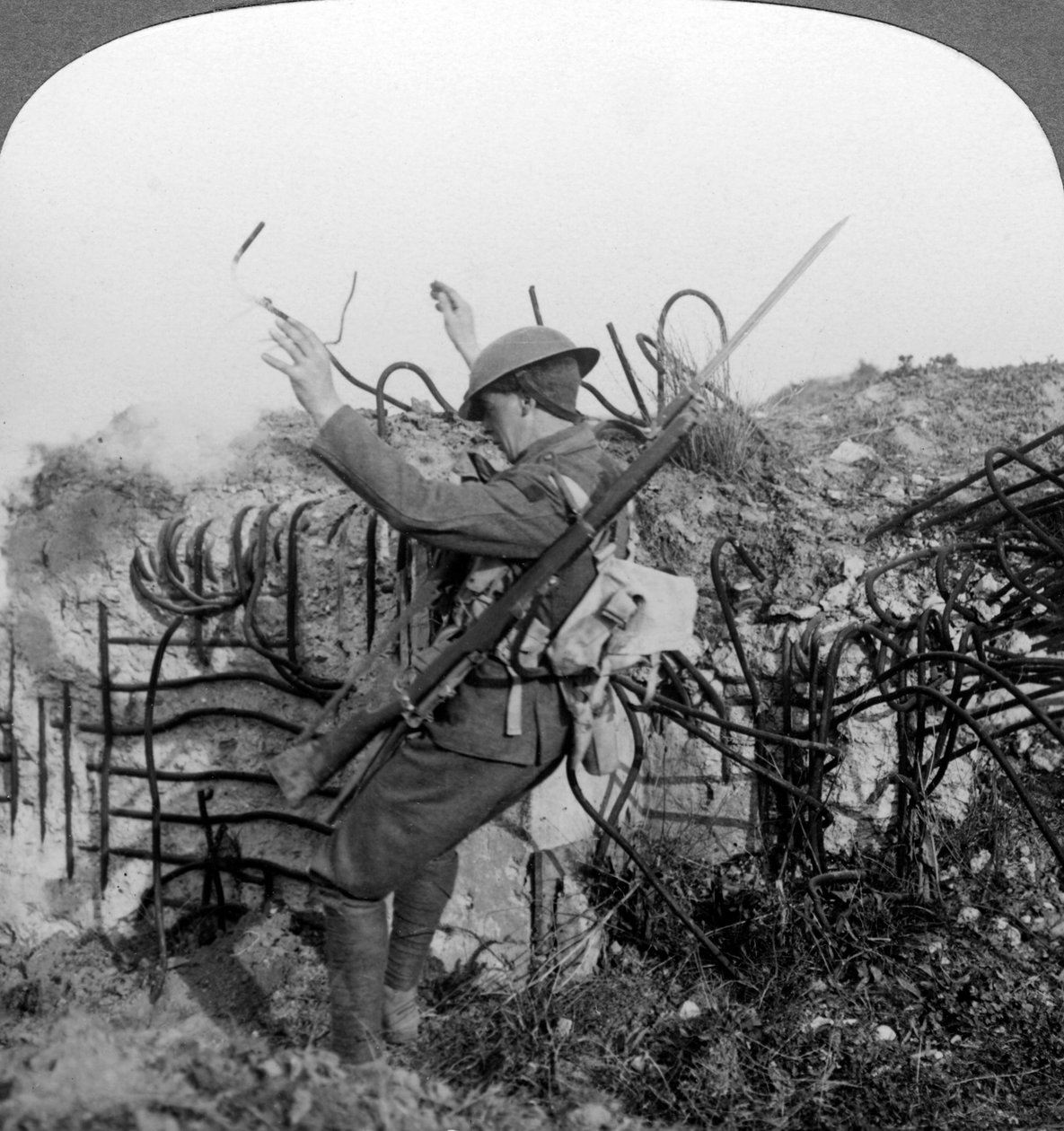 一名士兵触发了一个诱杀装置，第一次世界大战，1914-1918年。 作者 现实旅行社