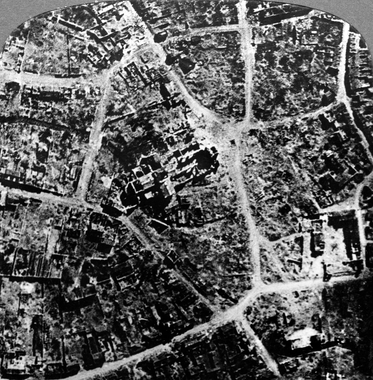 阿尔伯特，法国，第一次世界大战，1914-1918镇和大教堂的废墟的鸟瞰图。 作者 现实旅行社