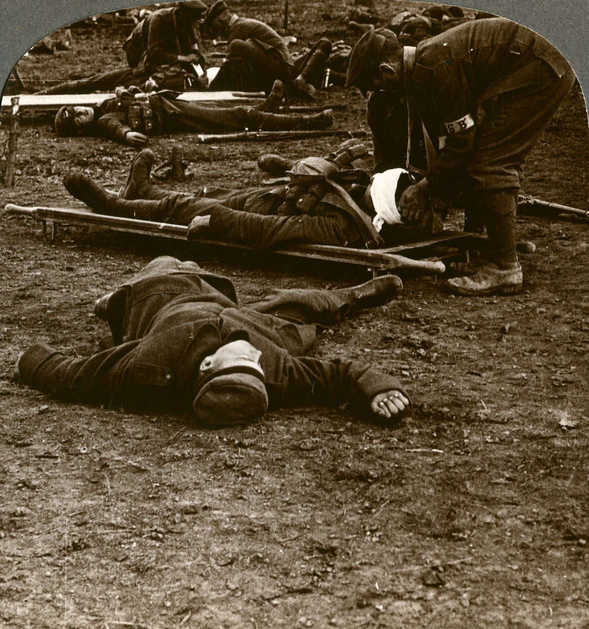 第一次世界大战，1914-1918年，经过暴风雨和战斗压力，照顾受伤的人。 作者 现实旅行社