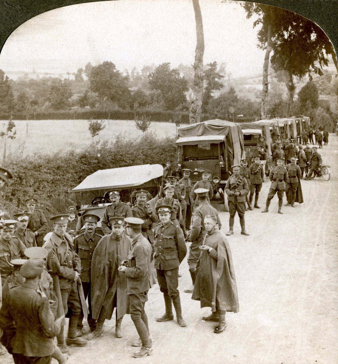 弹药车队停在法兰德斯小道上，等待命令，第一次世界大战，1914-1918年。 作者 现实旅行社