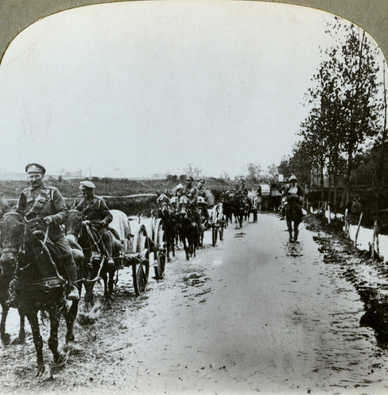 炮兵穿越泥浆前往法国第一次世界大战，c1914-c1918 作者 现实旅行社