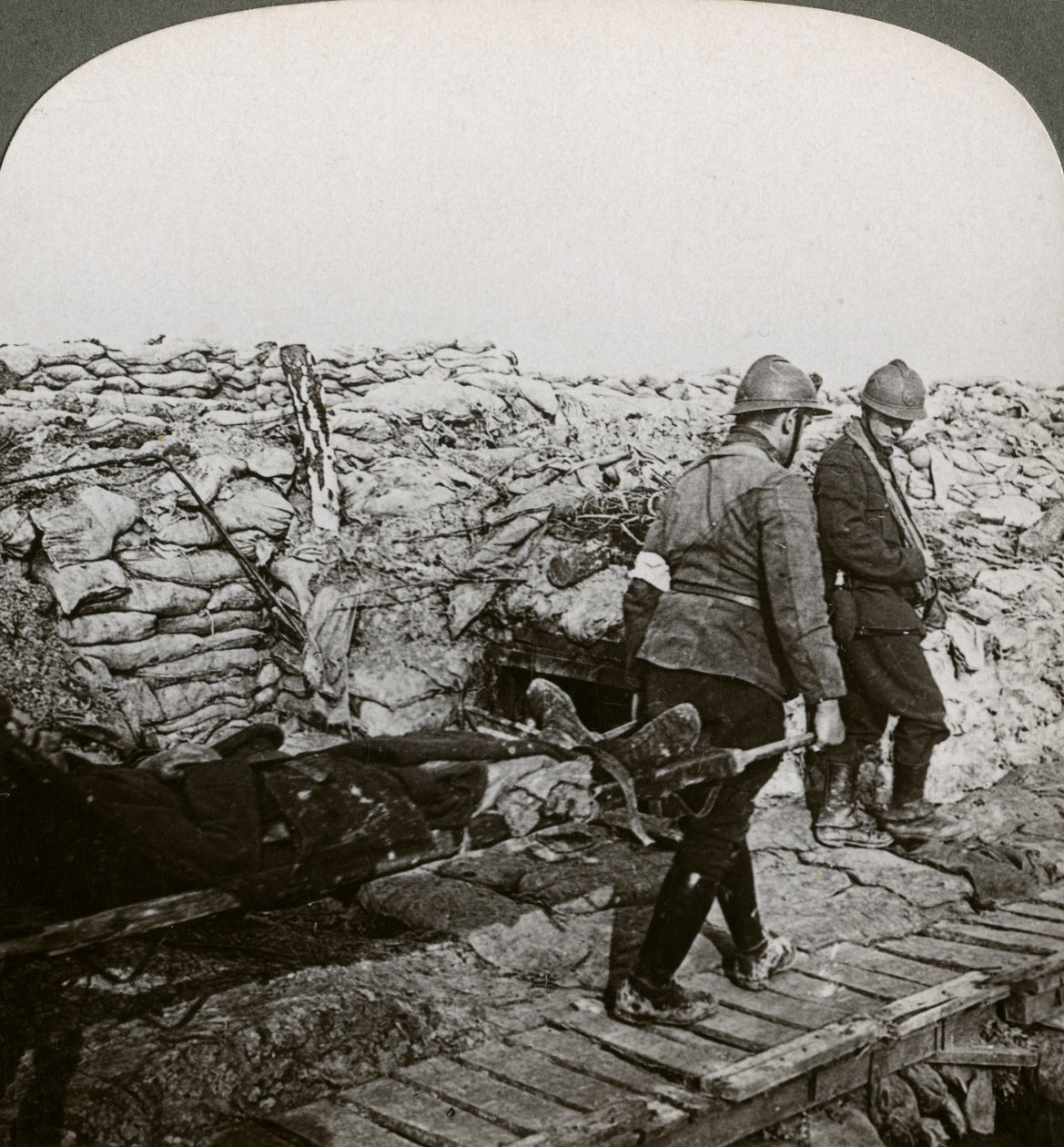 第一次世界大战，1914-1918年，比利时担架承载者在战trench中受伤。 作者 现实旅行社