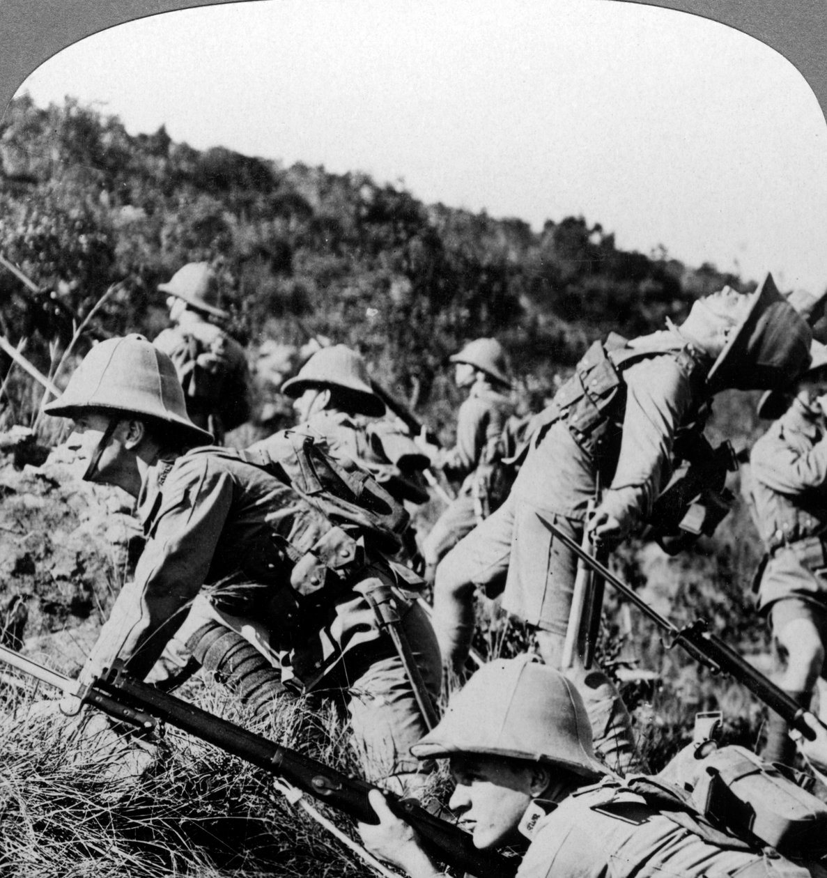 第一次世界大战，东非，1914-1918年，英国步兵向德国阵地负责。 作者 现实旅行社
