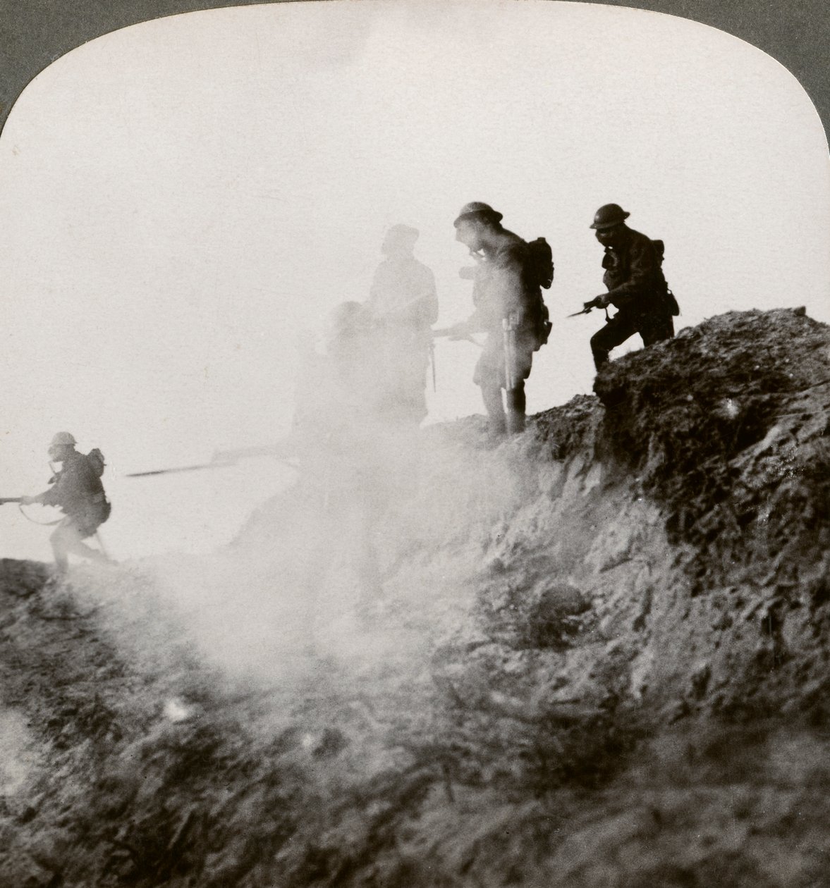 1916年法国，第一次世界大战，英国士兵在汽油和烟雾的掩护下前进 作者 现实旅行社