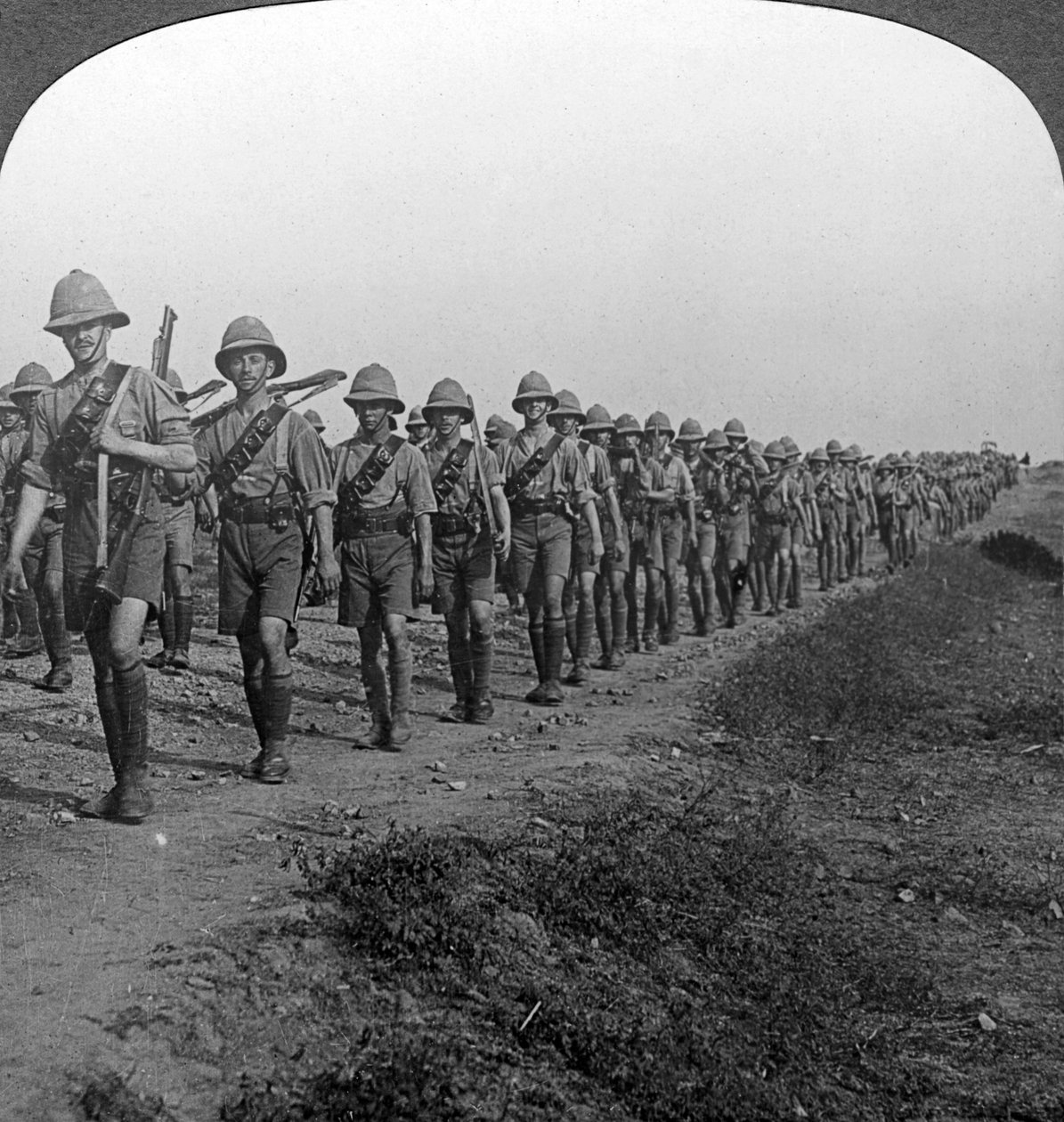 第一次世界大战，1914-1918年，英国士兵在沙漠中行进到巴格达。 作者 现实旅行社