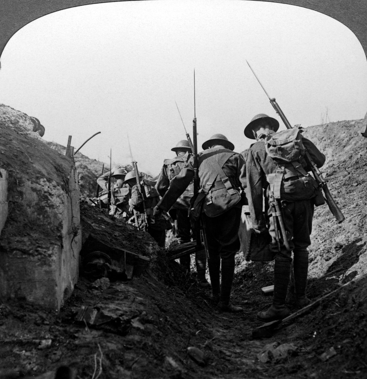 第一次世界大战，1917-1918年，英国军队在被占领的兴登堡线战trench中。 作者 现实旅行社