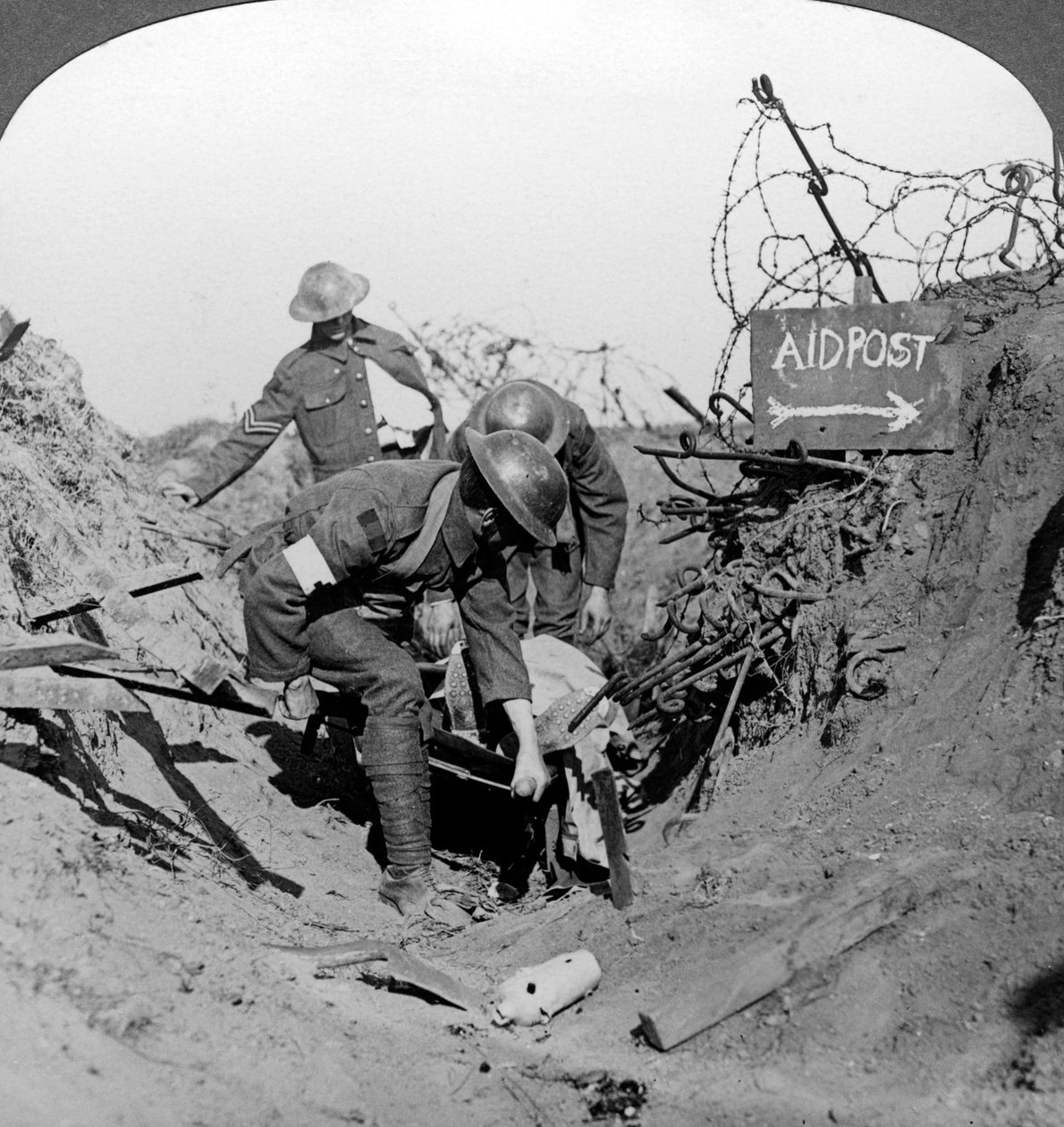 第一次世界大战，1914-1918年，将受伤的士兵运送到急救站，比利时Passchendaele。 作者 现实旅行社