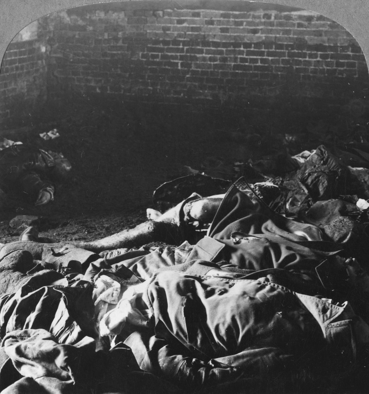 齐柏林飞艇的船员烧焦的尸体在1916年第一次世界大战期间击落了埃塞克斯郡的比勒里卡伊 作者 现实旅行社