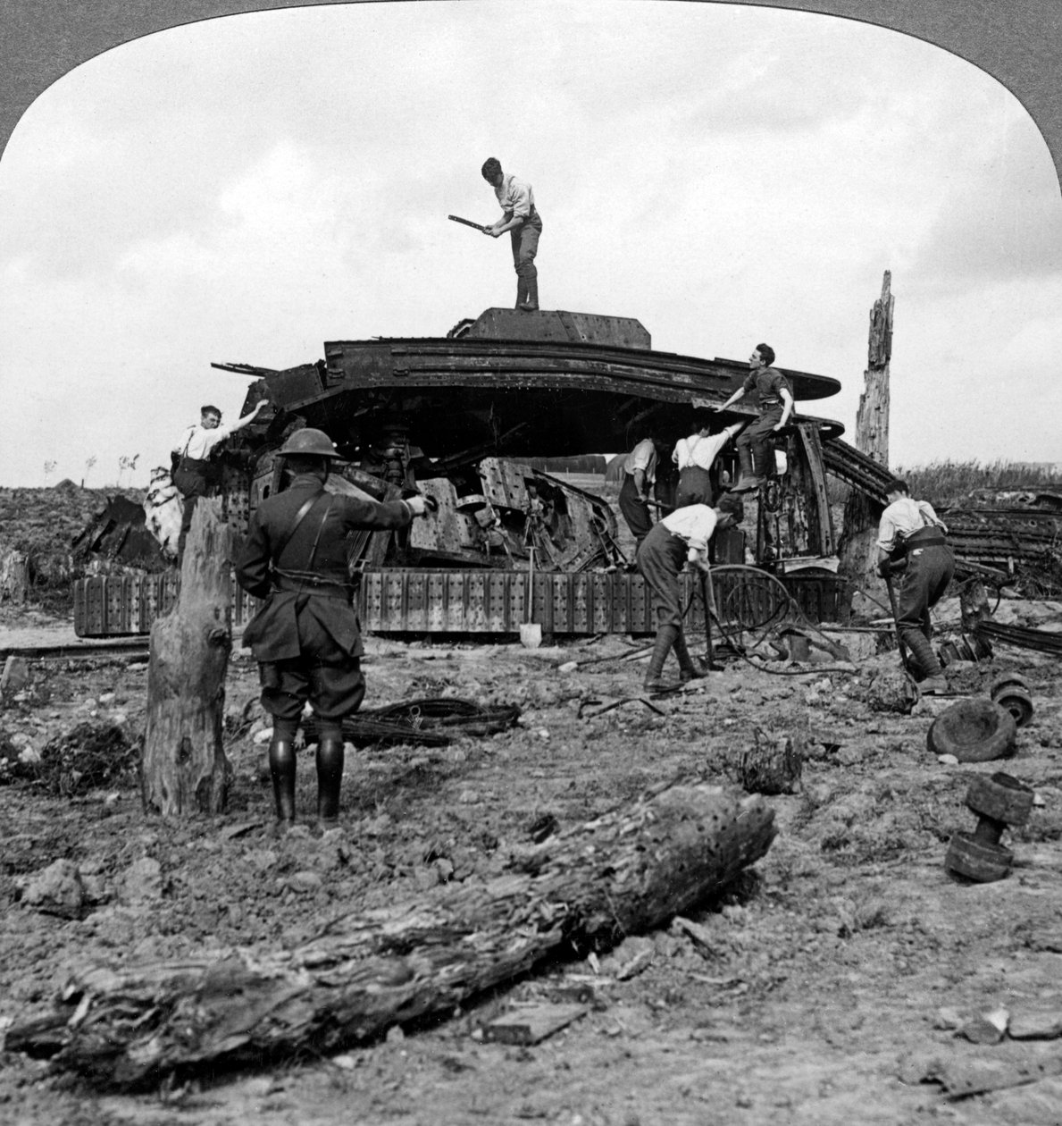 第一次世界大战，1917-1918年，工程师清理了道路上被毁的坦克。 作者 现实旅行社