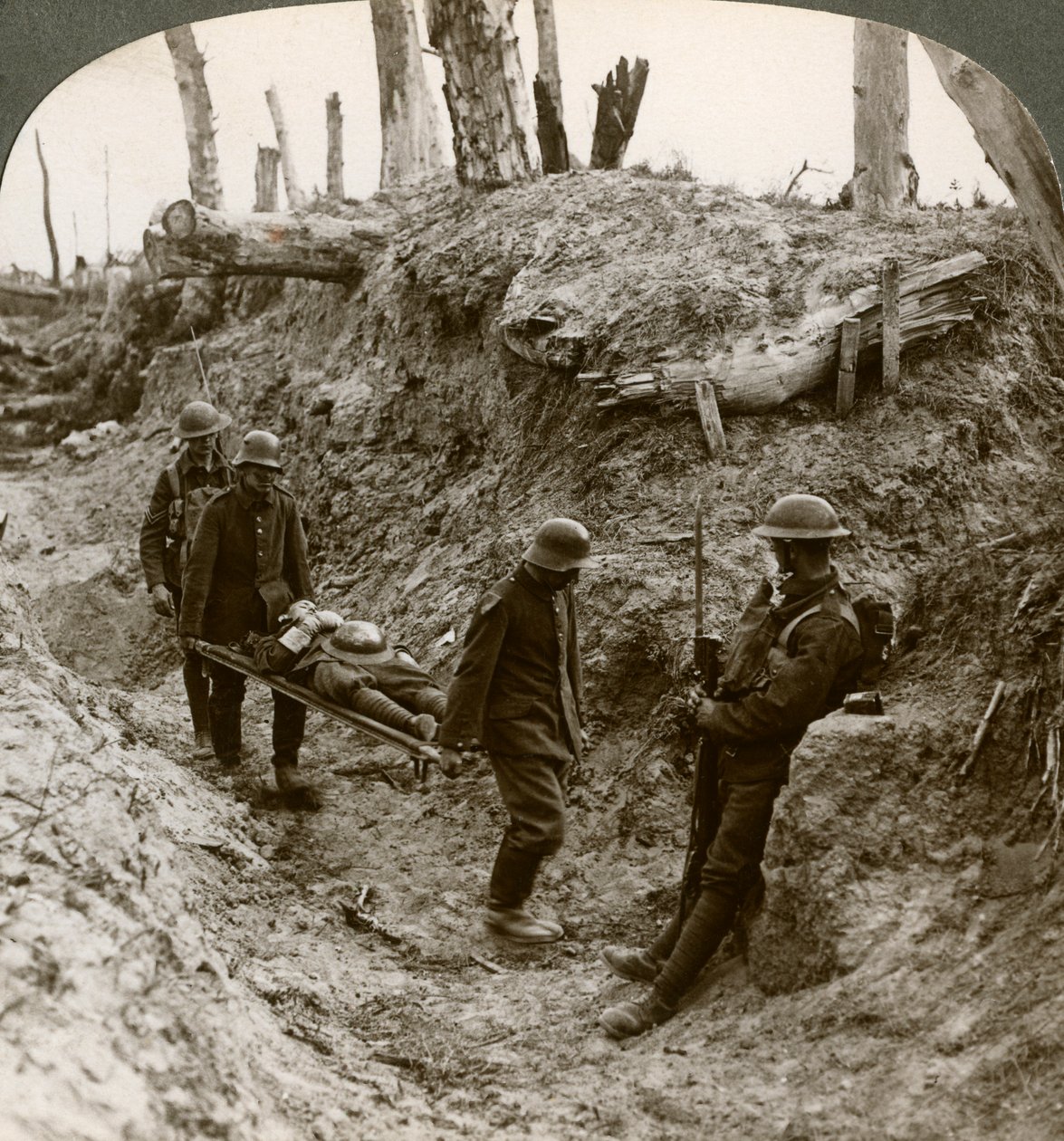 1916年，第一次世界大战，德国战俘背负着英军的伤亡。 作者 现实旅行社