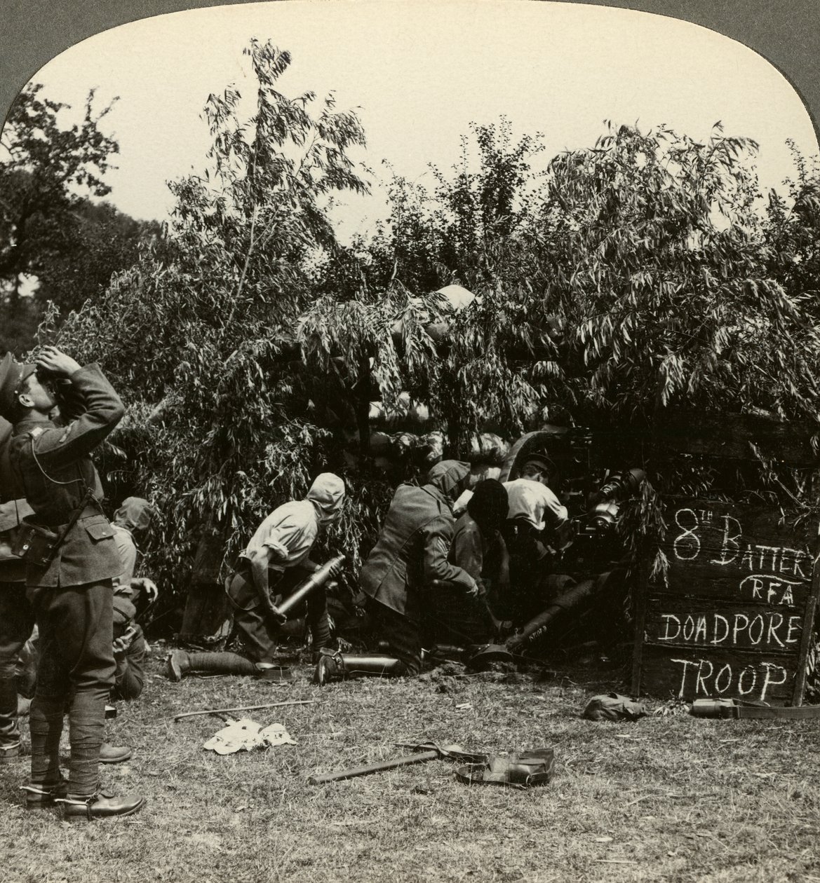 佩戴防毒面具的枪手，第一次世界大战，1914-1918年。 作者 现实旅行社