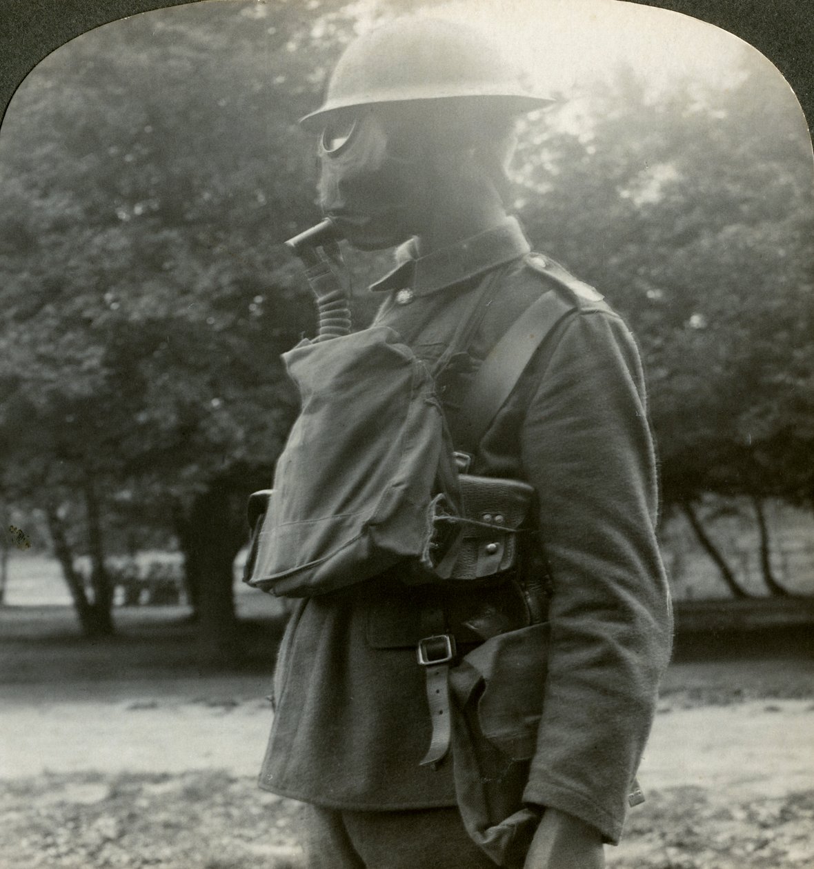 第一次世界大战，1915-1918年，步兵装有最新的加油标记和钢盔。 作者 现实旅行社